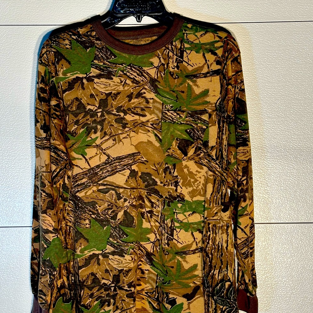 Vintage Real-tree long sleeved pocket tshirt. Discontinued pattern.